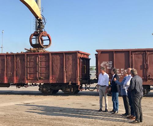 Visita dell’assessore regionale alle Infrastrutture e trasporti, Graziano Pizzimenti, al Porto di Monfalcone durante le operazioni di trasferimento del carico di legname destinato alla Fantoni di Osoppo su vagoni ferroviari